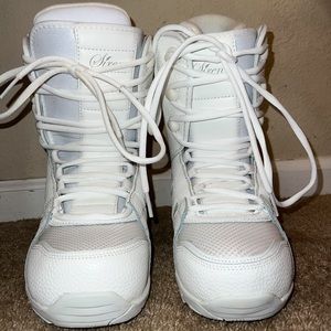 Woman snowboarding boots. Brand: Siren Size: 6